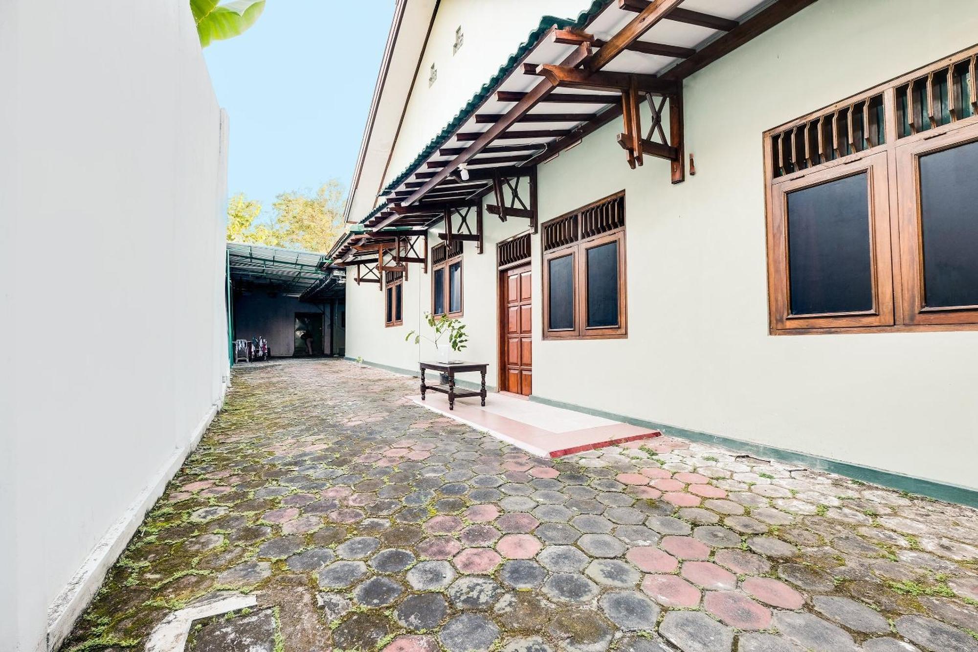 Spot On 92068 Pudja Kesuma Homestay Syariah Yogyakarta Pedes Exterior foto